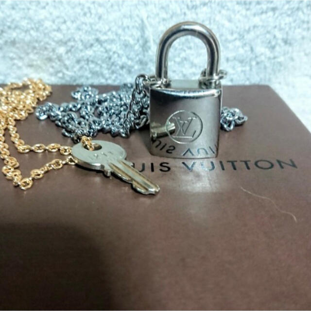 LOUIS VUITTON(ルイヴィトン)の【Louis Vuitton】ルイヴィトン シルバー (旧型)カデナ南京錠 メンズのアクセサリー(ネックレス)の商品写真