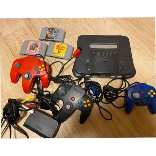 ニンテンドウ64(NINTENDO 64)の【ジャンク】ニンテンドー64 本体　カセット3つ　コントローラー3つ(家庭用ゲーム機本体)