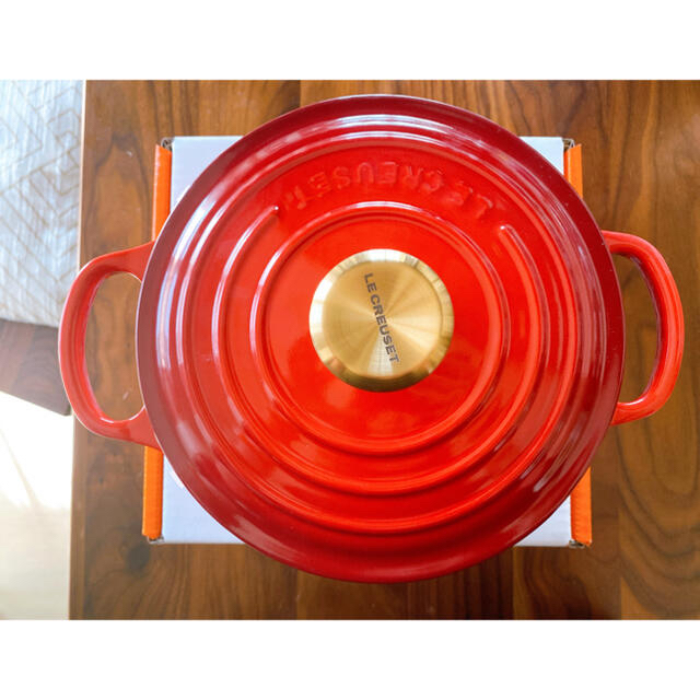 LE CREUSET(ルクルーゼ)の新品未使用ルクルーゼ   ココットロンド　18cm  レッド インテリア/住まい/日用品のキッチン/食器(鍋/フライパン)の商品写真