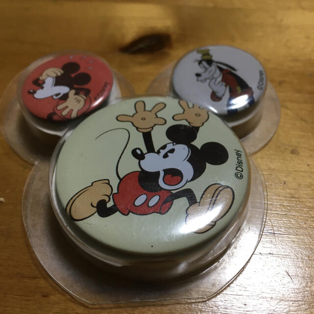 Disney ユニクロ ディズニーコラボ缶バッチの通販 By Chura S Shop ディズニーならラクマ