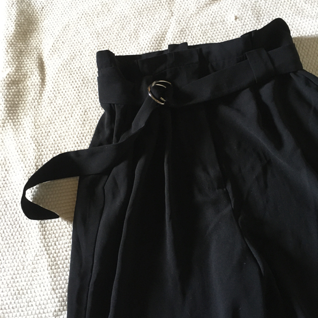 FOREVER 21(フォーエバートゥエンティーワン)のFOREVER21 ベルト 付き スラックス パンツ ブラック レディースのパンツ(カジュアルパンツ)の商品写真