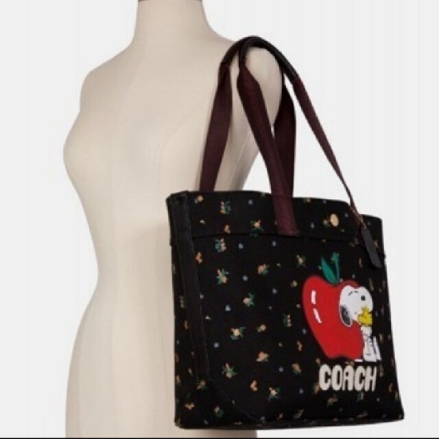 COACH(コーチ)のCOACH×PEANUTS　トートバッグ　スヌーピー　ブラック レディースのバッグ(トートバッグ)の商品写真