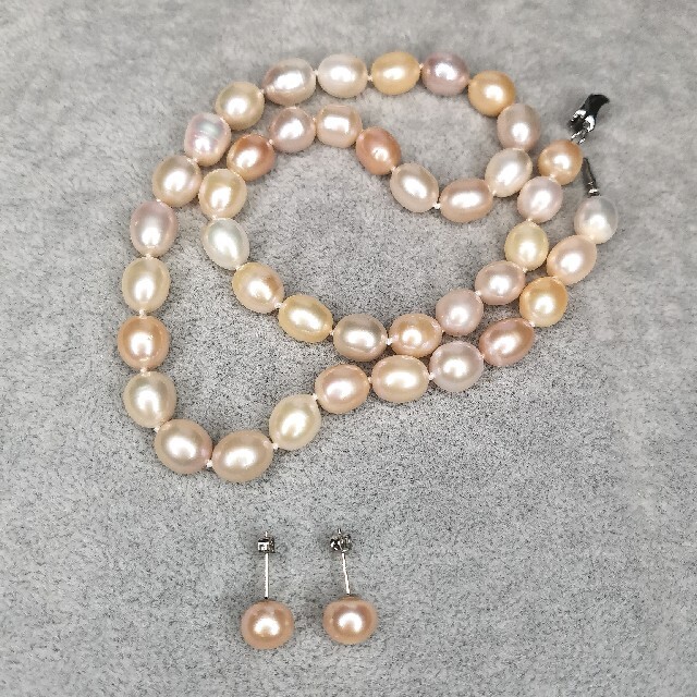 新品未使用 本真珠  カラーパールネックレス  結婚式 卒業式 本真珠ネックレス レディースのアクセサリー(ネックレス)の商品写真