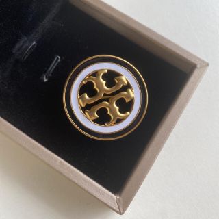 トリーバーチ(Tory Burch)のトリーバーチ　ブローチ  定番ロゴ　約3.5cm(ブローチ/コサージュ)