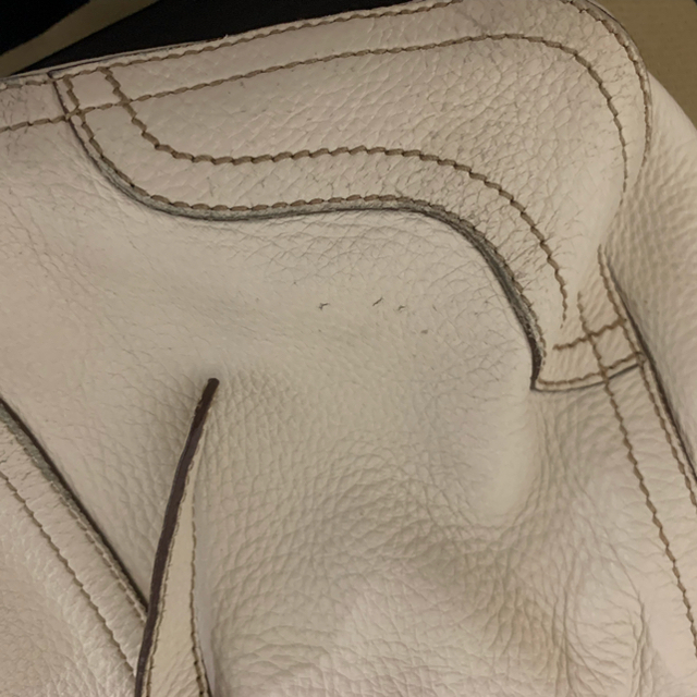 PRADA(プラダ)のあり様PRADA オフホワイトレザーバッグ　ショルダーストラップ付き レディースのバッグ(ショルダーバッグ)の商品写真