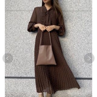 SNIDELスナイデル ボウタイドットシアーワンピース