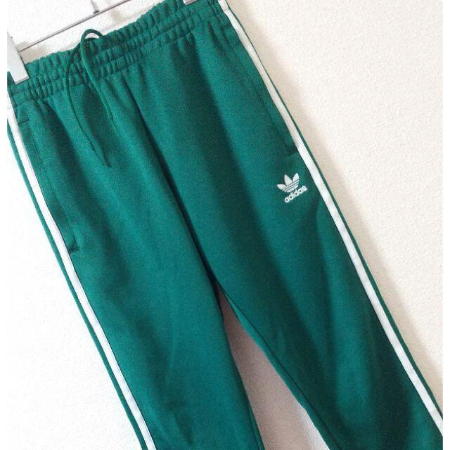 adidas(アディダス)のアディダス　ラインパンツ　深緑　SST TRACK PANTS EJ9701 メンズのパンツ(その他)の商品写真