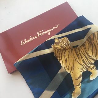 サルヴァトーレフェラガモ(Salvatore Ferragamo)の値下げ！来年の干支寅モチーフ！フェラガモ　ミニシルクスカーフ(バンダナ/スカーフ)