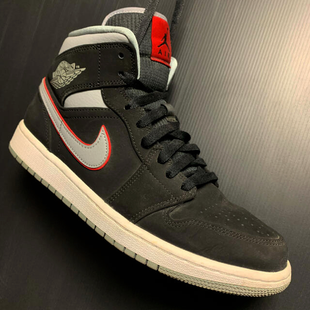 NIKE(ナイキ)のNIKE AIR JORDAN 1 MID メンズの靴/シューズ(スニーカー)の商品写真