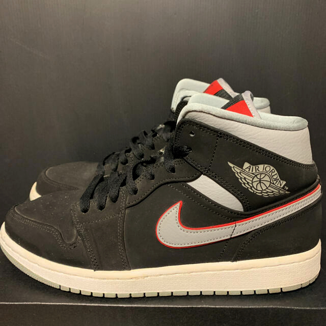 NIKE(ナイキ)のNIKE AIR JORDAN 1 MID メンズの靴/シューズ(スニーカー)の商品写真