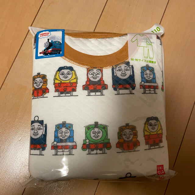 UNIQLO(ユニクロ)の新品　きかんしゃトーマス　ユニクロ　長袖　キルトパジャマ　110cm  キッズ/ベビー/マタニティのキッズ服男の子用(90cm~)(パジャマ)の商品写真