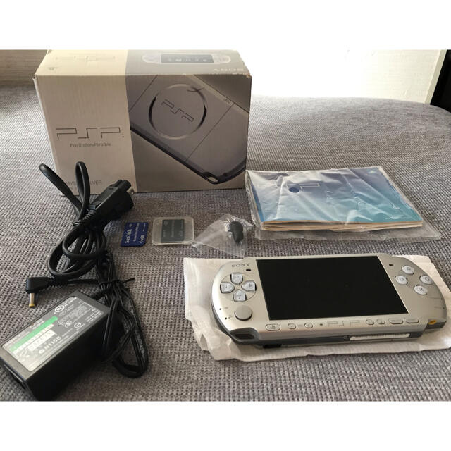 PlayStation Portable(プレイステーションポータブル)のPSP-3000 ミスティックシルバー  エンタメ/ホビーのゲームソフト/ゲーム機本体(携帯用ゲーム機本体)の商品写真