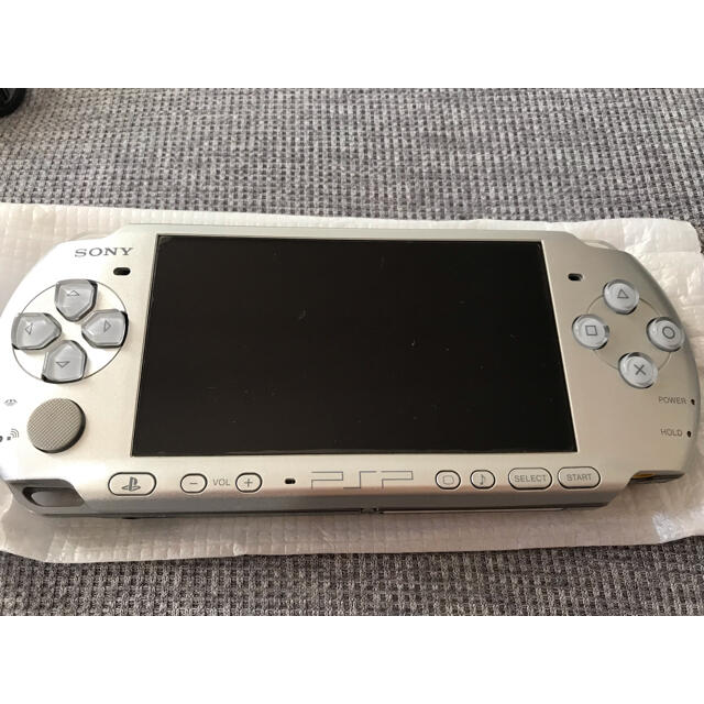 PlayStation Portable(プレイステーションポータブル)のPSP-3000 ミスティックシルバー  エンタメ/ホビーのゲームソフト/ゲーム機本体(携帯用ゲーム機本体)の商品写真