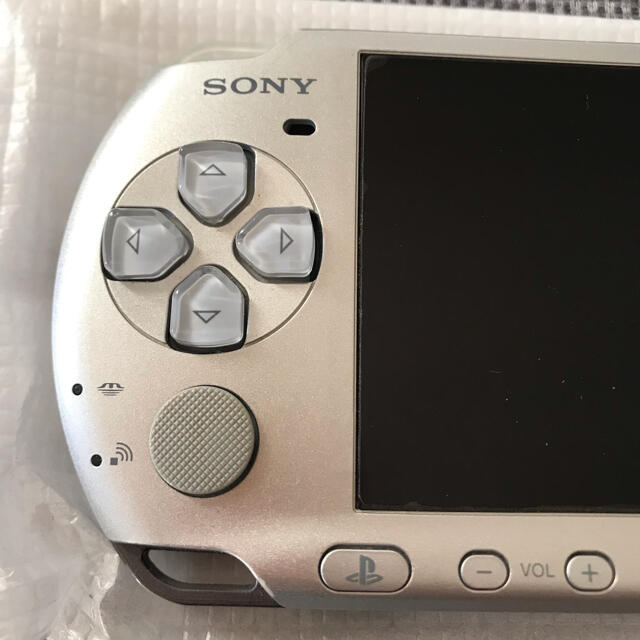 PlayStation Portable(プレイステーションポータブル)のPSP-3000 ミスティックシルバー  エンタメ/ホビーのゲームソフト/ゲーム機本体(携帯用ゲーム機本体)の商品写真