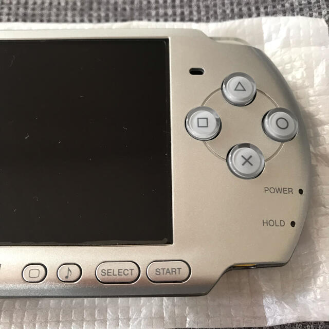 PlayStation Portable(プレイステーションポータブル)のPSP-3000 ミスティックシルバー  エンタメ/ホビーのゲームソフト/ゲーム機本体(携帯用ゲーム機本体)の商品写真