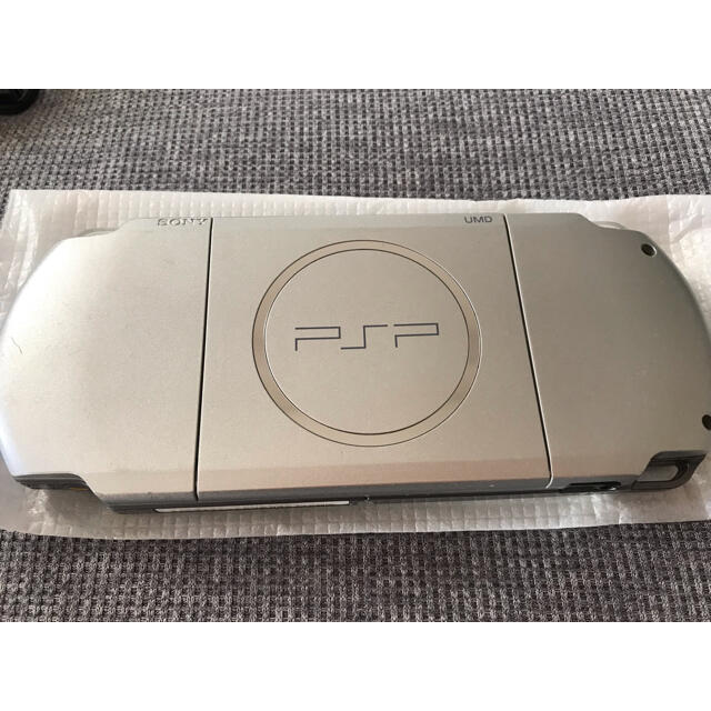 PlayStation Portable(プレイステーションポータブル)のPSP-3000 ミスティックシルバー  エンタメ/ホビーのゲームソフト/ゲーム機本体(携帯用ゲーム機本体)の商品写真