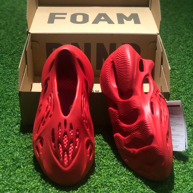 adidas(アディダス)のadidas YEEZY Foam Runner "Vermilion" メンズの靴/シューズ(スニーカー)の商品写真