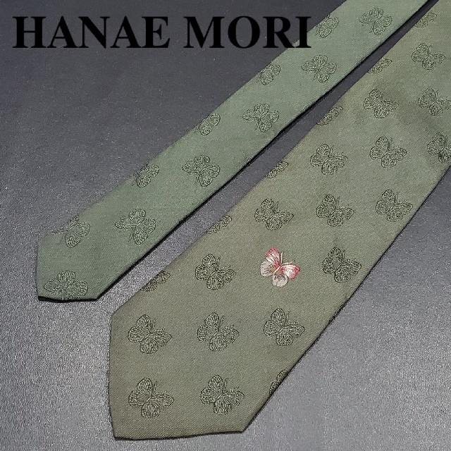 HANAE MORI(ハナエモリ)のハナエモリ　ブランドネクタイ　深緑　蝶　総柄　8cm シルク100　日本製　メン メンズのファッション小物(ネクタイ)の商品写真