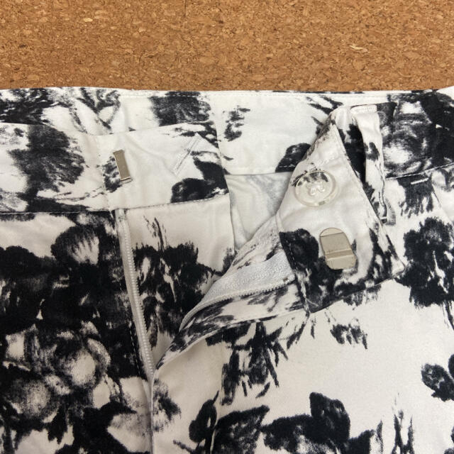 GU(ジーユー)のGU  ジーユー　白黒花柄パンツ　レディース レディースのパンツ(カジュアルパンツ)の商品写真