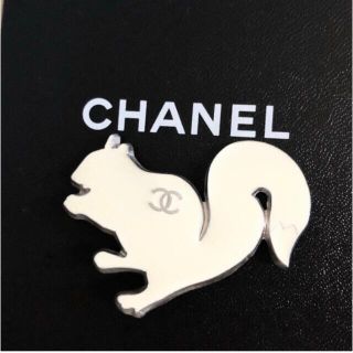 シャネル(CHANEL)のシャネル　ブローチ　ココマーク　リス　動物　アニマル　シルバー　白　ロゴ　銀　☆(ブローチ/コサージュ)