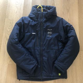 エフシーアールビー(F.C.R.B.)の正規 ソフ　FCRB TOUR PADDED PARKA 18FW ネイビー　L(ダウンジャケット)