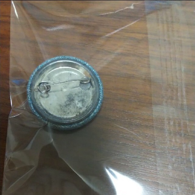 ニコチャン 缶バッジ デニム生地 ビンテージ直径約3.3cm エンタメ/ホビーのアニメグッズ(バッジ/ピンバッジ)の商品写真