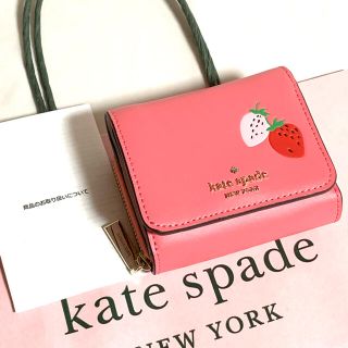 ケイトスペードニューヨーク(kate spade new york)の可愛い♪ ケイトスペード いちご 模様 レザー 三つ折財布 ミニ財布 新品本物(財布)