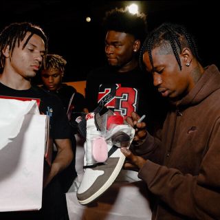 ナイキ(NIKE)のtravis scott着用 NIKEダブルロゴ チョコレートブラウン パーカー(パーカー)