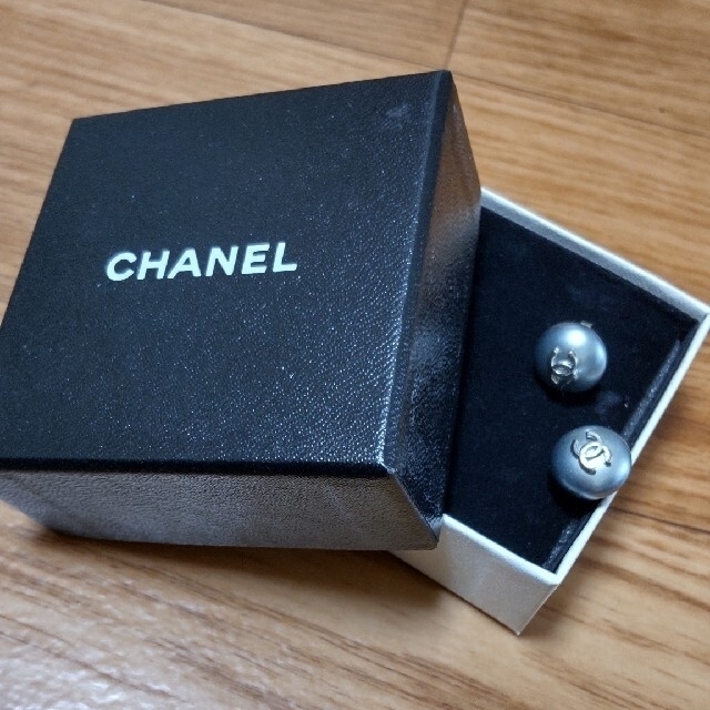 CHANEL(シャネル)のaudrey様専用 シャネル　ピアス　ココマーク　グレー　シルバー レディースのアクセサリー(ピアス)の商品写真