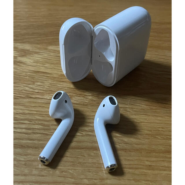 Apple(アップル)のAirPods(第二世代) スマホ/家電/カメラのオーディオ機器(ヘッドフォン/イヤフォン)の商品写真