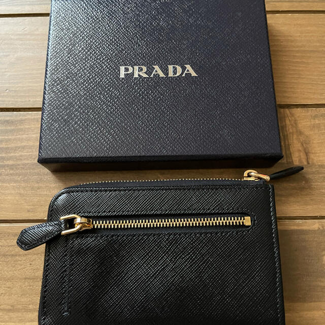 プラダ財布
