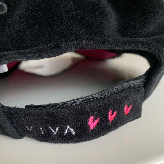 VIVA HEART(ビバハート)の新品　ビバハート　ゴルフ　キャップ　帽子　ブラック×ピンク　秋冬　 スポーツ/アウトドアのゴルフ(ウエア)の商品写真