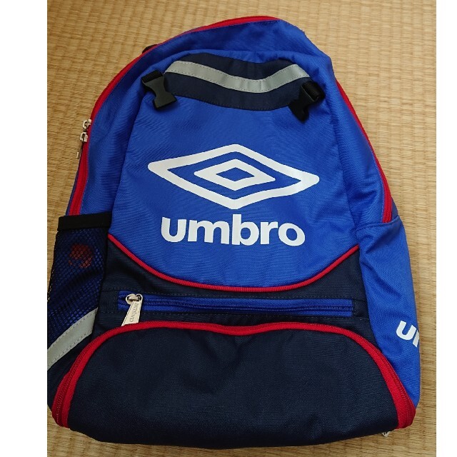 UMBRO(アンブロ)のumbro リュック(白文字) ボールネット付き スポーツ/アウトドアのサッカー/フットサル(その他)の商品写真