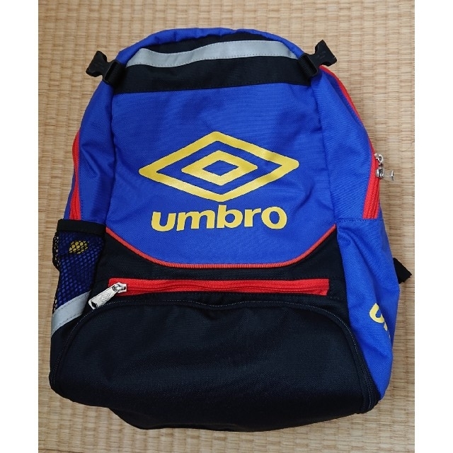 UMBRO(アンブロ)のumbro リュック(黄色文字) ボールネット付き ジュニア用 スポーツ/アウトドアのサッカー/フットサル(その他)の商品写真