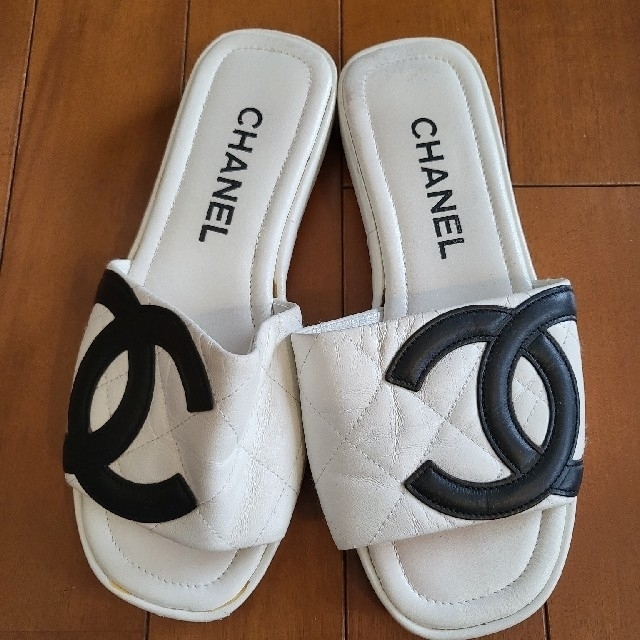 CHANEL(シャネル)の中古　シャネル　サンダル　白　34 レディースの靴/シューズ(サンダル)の商品写真