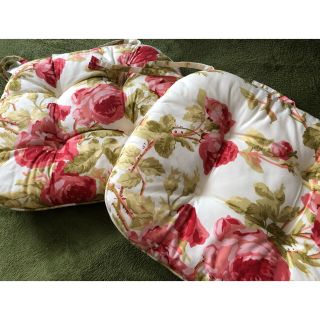 ローラアシュレイ(LAURA ASHLEY)の『専用』LAURA ASHLEYのシートクッション(used品)2枚(クッション)