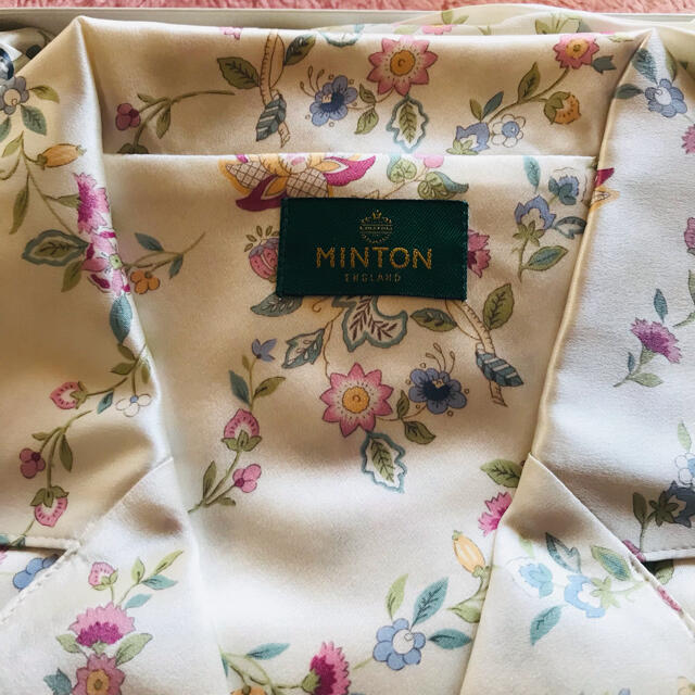 MINTON(ミントン)の【くりりん 様 専用】未使用品　MINTON  ミントン　シルクパジャマ　L レディースのルームウェア/パジャマ(パジャマ)の商品写真