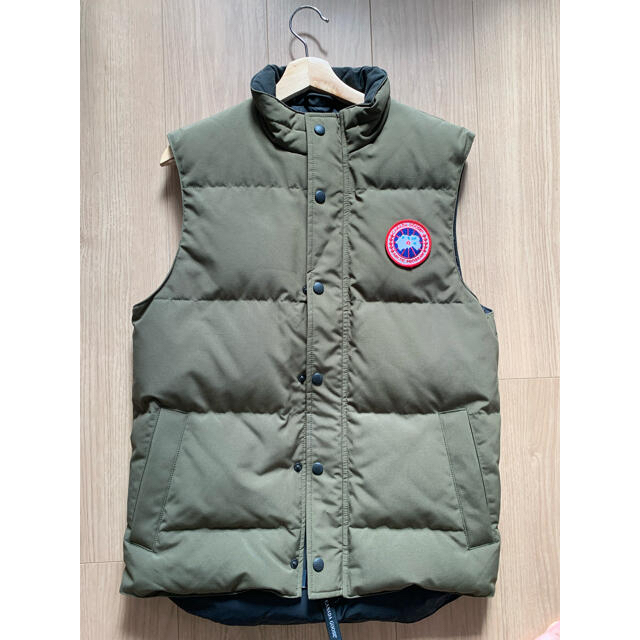 CANADA GOOSE(カナダグース)のニコP様専用　カナダグース　ダウンベスト　S カーキ メンズのジャケット/アウター(ダウンベスト)の商品写真