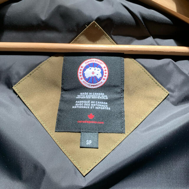 CANADA GOOSE(カナダグース)のニコP様専用　カナダグース　ダウンベスト　S カーキ メンズのジャケット/アウター(ダウンベスト)の商品写真