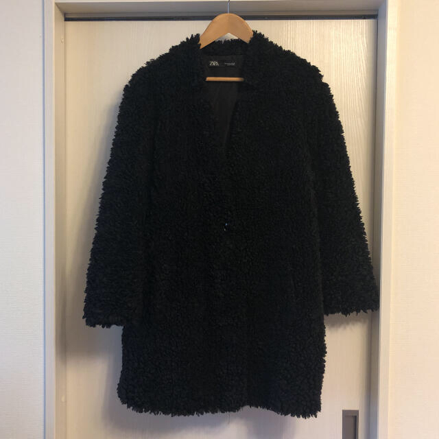 ZARA(ザラ)の【未使用】ZARA  ボアコート　ブラック　Mサイズ レディースのジャケット/アウター(ロングコート)の商品写真