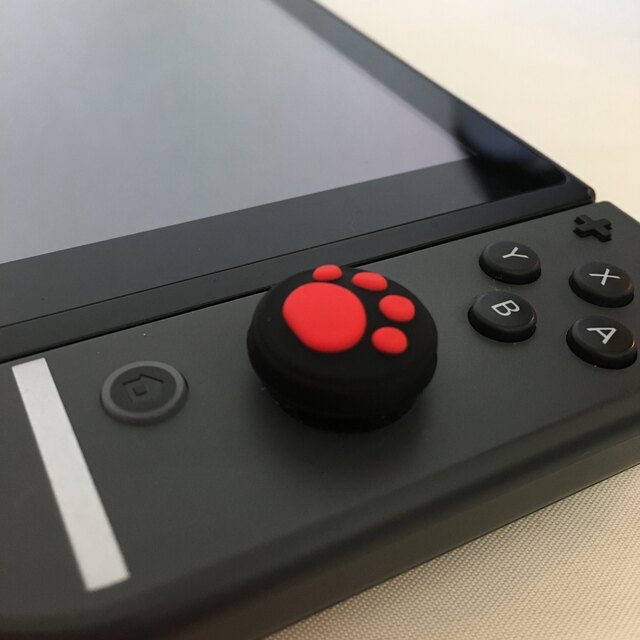 Nintendo Switch(ニンテンドースイッチ)のみみりん様専用　黒赤、黒青、白緑、緑白　スイッチ　肉球　スティックカバー エンタメ/ホビーのゲームソフト/ゲーム機本体(その他)の商品写真