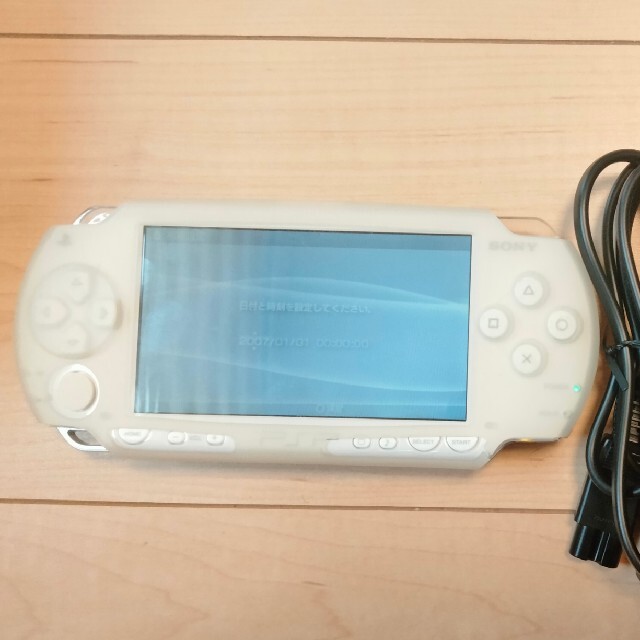 SONY(ソニー)のPSP 1000　白　中野区 エンタメ/ホビーのゲームソフト/ゲーム機本体(携帯用ゲーム機本体)の商品写真