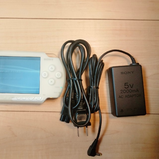 SONY(ソニー)のPSP 1000　白　中野区 エンタメ/ホビーのゲームソフト/ゲーム機本体(携帯用ゲーム機本体)の商品写真