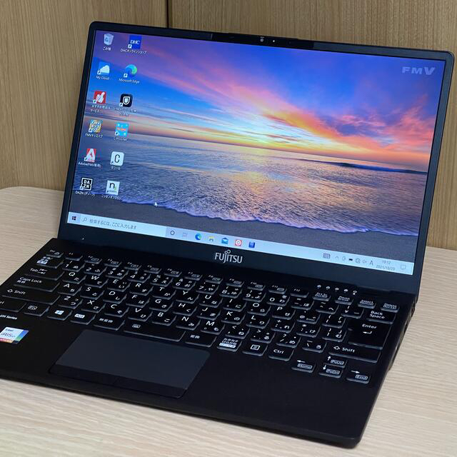 富士通(フジツウ)のFUJITSU UH90/E3 FMVU90E3BH 5GLTE スマホ/家電/カメラのPC/タブレット(ノートPC)の商品写真