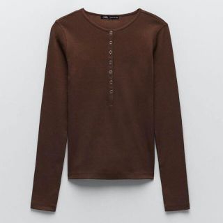 ザラ(ZARA)のZARA スナップボタン付きTシャツ　ブラウン(Tシャツ(長袖/七分))