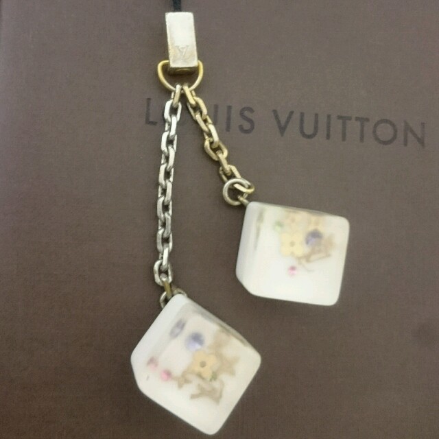 LOUIS VUITTON(ルイヴィトン)のLOUIS VUITTON♡ヴィトン♡ｷｭｰﾌﾞｽﾄﾗｯﾌﾟ スマホ/家電/カメラのスマホアクセサリー(ストラップ/イヤホンジャック)の商品写真