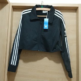 アディダス(adidas)の【新品タグ付】adidas ショート丈 パーカー レディースOTサイズ(パーカー)