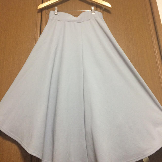 ライトグレーロングフレアスカート レディースのスカート(ロングスカート)の商品写真