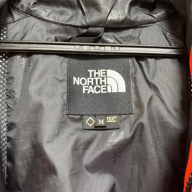 THE NORTH FACE(ザノースフェイス)のノースフェイス　マウンテンライトジャケット　ファイアリーレッド　Ｍ メンズのジャケット/アウター(マウンテンパーカー)の商品写真