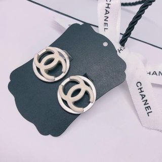 シャネル(CHANEL)の【CHANEL/シャネル】イヤリング　ココマーク　ホワイト　03A 白(イヤリング)